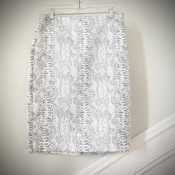 Ann Taylor NWT Grey/White Snake Print Pencil Skirt - Picture 2 of 13